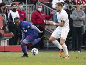 28 mai 2022 ;  Toronto, Ontario, CAN ;  Le défenseur du Chicago Fire Rafael Czichos (5) se bat pour le ballon contre l'attaquant du Toronto FC Ayo Akinola (20) au cours de la première mi-temps au BMO Field.