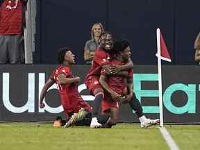 Le milieu de terrain du Toronto FC Ralph Priso (à droite) célèbre avec l'attaquant Ayo Akinola (20) après avoir marqué le but gagnant du match contre l'Atlanta United FC.