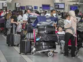 Les voyageurs font la queue à l'aéroport Pearson de Toronto en mai.