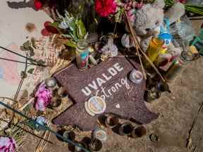 Un panneau entouré de cadeaux est vu sur un mémorial devant la Robb Elementary School le 17 juin 2022 à Uvalde, au Texas.