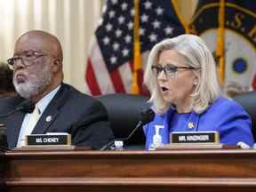 La vice-présidente Liz Cheney, R-Wyo., donne son allocution d'ouverture en tant que président du comité Rep. Bennie Thompson, D-Miss., à gauche, regarde, alors que le comité restreint de la Chambre enquête sur l'attaque du 6 janvier contre le Capitole américain tient sa première audience publique pour révéler les conclusions d'une enquête d'un an, au Capitole de Washington, le jeudi 9 juin 2022.