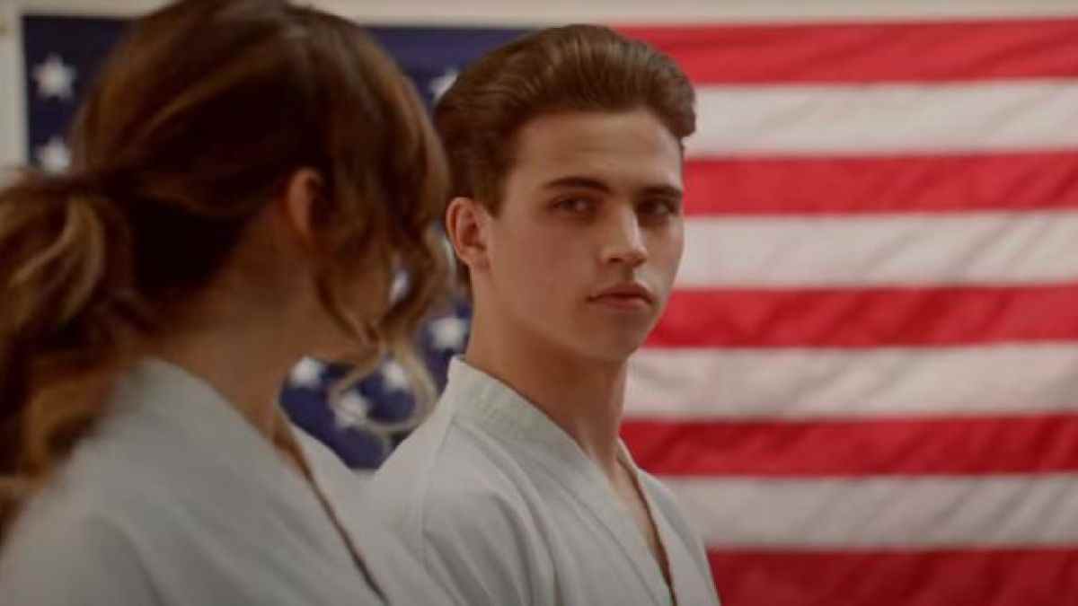 Le créateur de Cobra Kai explique comment la série Netflix continue d'honorer le Karaté Kid alors que l'histoire continue de croître
