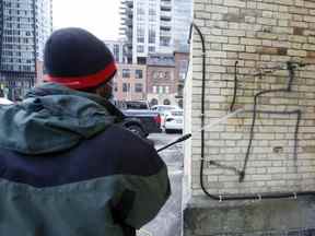 Un travailleur retire des graffitis antisémites d'une église de Toronto en mars.  Un nouveau rapport de la Chambre des communes sur l'extrémisme violent à motivation idéologique a déclaré que les récits utilisés pour attirer les individus et les radicaliser incluent «l'anti-autorité;  l'islamophobie, l'antisémitisme et d'autres formes d'intolérance religieuse ;  racisme;  misogynie;  et anti-LGBTQ2SI.