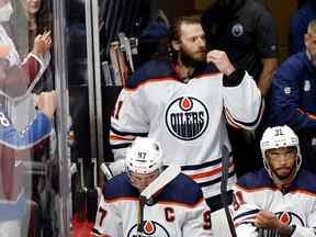 Mike Smith (41 ans) des Oilers d'Edmonton prend place sur le banc après avoir été tiré contre l'Avalanche du Colorado lors du premier match de la finale de la Conférence de l'Ouest des séries éliminatoires de la Coupe Stanley 2022 au Ball Arena le 31 mai 2022 à Denver.