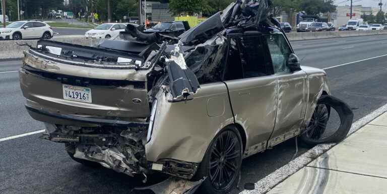 Le nouveau Range Rover tombe du transporteur et provoque un accident