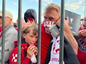 Les fans de Liverpool réagissent alors qu'ils font la queue pour accéder au Stade de France avant la finale de la Ligue des champions le 28 mai 2022. REUTERS/Fernando Kallas