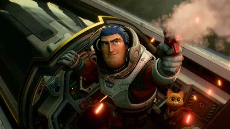 Le réalisateur de Lightyear ne recommanderait pas de faire des spin-offs aux nouveaux cinéastes : "C'est tellement, tellement difficile"
