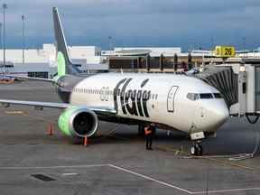 Un avion de Flair Airlines se prépare à décoller de l'aéroport international de Vancouver en mars.