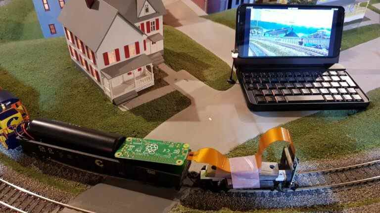 Le train modèle Raspberry Pi diffuse une vue à la première personne du trajet en train