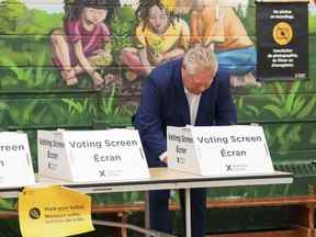 Le chef du PC de l'Ontario, Doug Ford, vote à Toronto le jeudi 2 juin 2022. Les électeurs admissibles à l'élection provinciale de l'Ontario peuvent voter en personne de 9 h à 21 h HE.