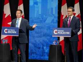 Patrick Brown et Pierre Poilievre lors du débat à la direction des conservateurs à Edmonton.  Les deux équipes de campagne se sont mutuellement accusées d'être malhonnêtes dans la course.