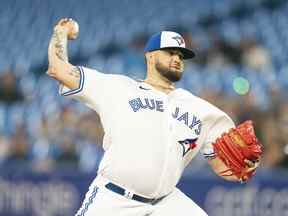 Le lanceur partant des Blue Jays Alek Manoah lance un lancer contre les White Sox de Chicago lors de la première manche au Rogers Center le jeudi 2 juin 2022.