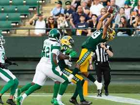 Le receveur des Elks d'Edmonton Kenny Lawler (89) marque un touché contre les Roughriders de la Saskatchewan au Commonwealth Stadium d'Edmonton le samedi 18 juin 2022.