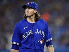 Kevin Gausman des Blue Jays de Toronto quitte le terrain en troisième manche après avoir été retiré du match lors d'un match de la MLB contre les Orioles de Baltimore au Rogers Centre le 16 juin 2022 à Toronto.