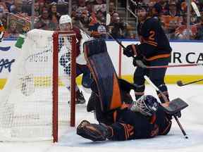 Le gardien de but des Oilers d'Edmonton Mike Smith (41 ans) effectue un arrêt tentaculaire contre l'Avalanche du Colorado lors du troisième match de la finale de la Conférence de l'Ouest à Rogers Place, à Edmonton, le samedi 4 juin 2022. Photo de David Bloom