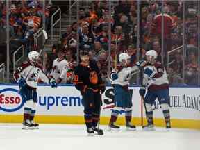 Mikko Rantanen (96) de l'Avalanche du Colorado célèbre un but avec ses coéquipiers sur le gardien de but des Oilers d'Edmonton Mike Smith (41) au cours de la troisième période du quatrième match de la finale de la Conférence de l'Ouest de la LNH à Rogers Place à Edmonton, le lundi 6 juin 2022.