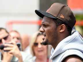 Deshaun Watson des Cleveland Browns prend la parole lors d'une conférence de presse après le minicamp obligatoire des Cleveland Browns au CrossCountry Mortgage Campus le 14 juin 2022 à Berea, Ohio.