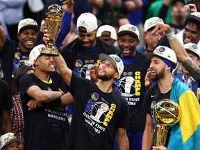 Stephen Curry des Golden State Warriors soulève le Bill Russell NBA Finals Most Valuable Player Award après avoir battu les Celtics de Boston 103-90 lors du sixième match de la finale NBA 2022 au TD Garden le 16 juin 2022 à Boston.