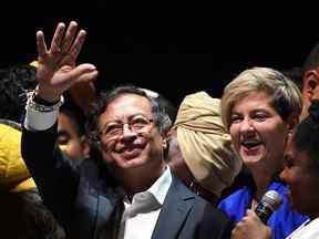 Le président colombien nouvellement élu Gustavo Petro, au centre, fait la fête aux côtés de son épouse Veronica Alcocer et de sa colistière Francia Marquez à Bogota, dimanche après avoir remporté le second tour de l'élection présidentielle.  Petro a déclaré vouloir arrêter les enchères de nouveaux blocs d'exploration pétrolière et gazière.