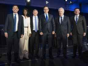 Les candidats Patrick Brown, à gauche, Leslyn Lewis, Scott Aitchison, Pierre Poilievre, Jean Charest et Roman Baber, posent pour des photos après le débat à la direction des conservateurs en français le mercredi 25 mai 2022 à Laval, au Québec.