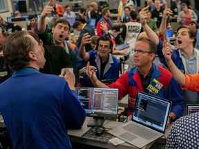 Les commerçants travaillent sur le nouvel étage du Chicago Board of Options Exchange.  Les actions nord-américaines ont rebondi à l'ouverture des marchés mardi.