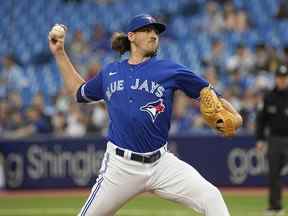 Le partant des Blue Jays de Toronto Kevin Gausman (34 ans) lance aux Red Sox de Boston lors de la première manche au Rogers Centre.