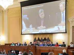 Une image vidéo du procureur général de l'époque, William Barr, est vue sur un écran lors d'une audience du comité spécial de la Chambre pour enquêter sur l'attaque du 6 janvier contre le Capitole des États-Unis, dans l'immeuble de bureaux Cannon House sur Capitol Hill à Washington, DC, le 9 juin 2022.