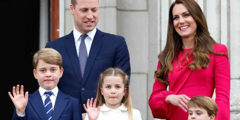 Les enfants de Cambridge sont tout sourire dans les coulisses des vacances avec le prince William