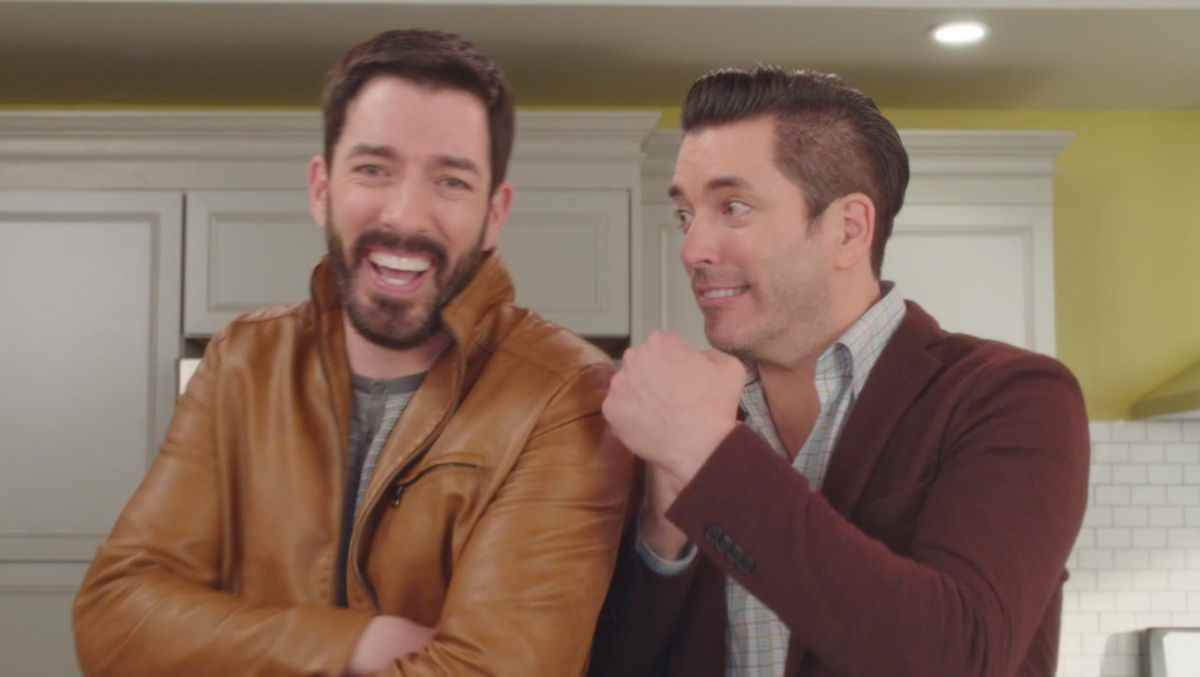 Les fans adorent Drew Scott de Property Brothers dans une scène de combat incroyable pour la finale de Girls5eva, et le créateur a expliqué comment cela s'est passé
