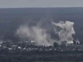 De la fumée et de la saleté s'élèvent de la ville de Severodonetsk lors des combats entre les troupes ukrainiennes et russes dans la région du Donbass, à l'est de l'Ukraine, le mardi 14 juin 2022.