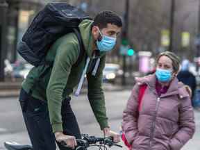 Les Montréalais continuent de porter des masques en ville le vendredi 29 avril 2022.