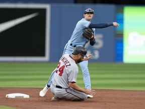 Le receveur des jumeaux Gary Sanchez (24 ans) est tagué par le joueur de deuxième but des Blue Jays Cavan Biggio lors de la première manche de la MLB au Rogers Centre de Toronto, le vendredi 3 juin 2022.