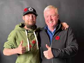 Le général à la retraite Rick Hillier, à droite, avec Jess Larochelle de Restoule.  Hiller est l'un des nombreux anciens combattants de haut rang qui plaident pour que Larochelle reçoive la Croix de Victoria du Canada pour son acte de bravoure qui a sauvé la vie des membres de son peloton lors d'un échange de tirs avec les talibans en Afghanistan en 2006.