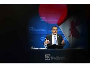 Tiff Macklem prend la parole lors d'une conférence de presse de la Banque du Canada à Ottawa le 13 avril 2022.