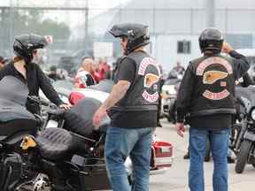 Des membres des Hells Angels étaient présents lors d'une manifestation à l'extérieur du centre de détention d'Elgin-Middlesex le 17 juillet 2021. Un nouveau rapport des chefs de police de l'Ontario indique que les clubs de motards sont plus disposés à laisser tomber leurs patchs, à faire profil bas, à exploiter des entreprises pour blanchir de l'argent et étendre leur influence.  (Photo gratuite du dossier de presse)