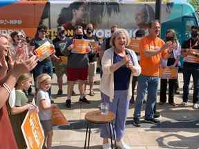 La chef du NPD, Andrea Horwath, était à Brantford dimanche, s'adressant à près de 100 partisans au bureau de campagne du candidat de Brantford-Brant, Harvey Bischof.