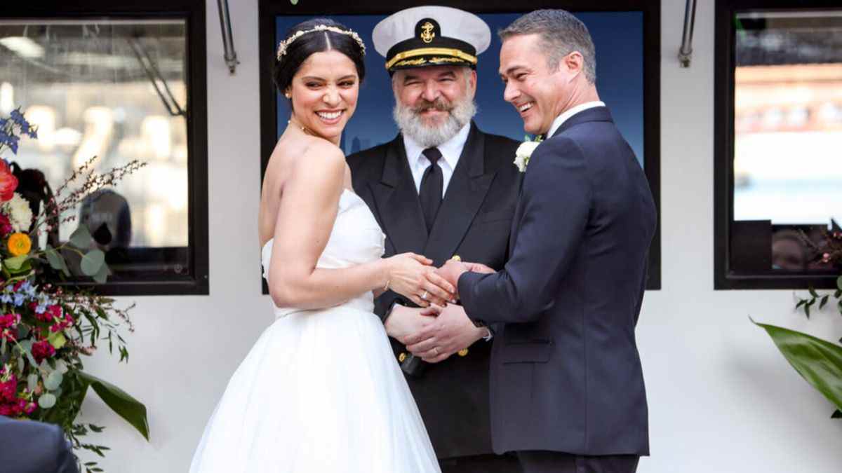 Les photos de Chicago Fire BTS montrent du plaisir sur le tournage du mariage Stellaride avec les retours de Jesse Spencer et Kara Killmer
