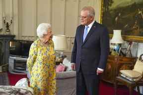 La reine Elizabeth, à gauche, reçoit le Premier ministre australien Scott Morrison lors d'une audience dans la salle Oak du château de Windsor, à Windsor, le mardi 15 juin 2021. (Steve Parsons/Pool Photo via AP)