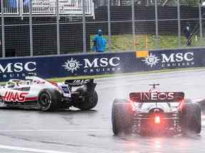 George Russell de l'équipe Mercedes coupe le virage pour éviter la voiture de Kevin Magnussen de l'équipe Haas F1 lors d'une manche de qualification humide au Grand Prix du Canada de Formule 1 sur le circuit Gilles-Villeneuve sur l'île Notre-Dame à Montréal le samedi 18 juin 2022.