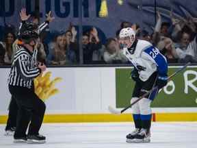 William Dufour (28 ans) des Sea Dogs de Saint John réagit en troisième période contre les Cataractes de Shawinigan lors de la Coupe Memorial 2022 le 25 juin 2022, à la Harbour Station de Saint John, NB.