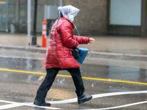 REGINA, SASK : 13 mai 2022 — Peu importe où vous étiez dans la ville reine ce matin, faire face à la pluie faisait partie de votre journée du vendredi 13 mai 2022 à Regina.  « Environnement Canada a émis des avertissements de pluie pour plusieurs communautés vendredi matin alors qu'un système de basse pression se déplaçant vers le nord à partir du Dakota du Nord a répandu la pluie sur le sud-est de la Saskatchewan et l'ouest du Manitoba.  Des quantités généralisées de 30 à 60 mm étaient prévues.