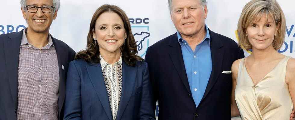 L'événement NRDC honorant Julia Louis-Dreyfus se transforme en Hollywood Exec Roast: "Ces F *** ers vont sur la lune"