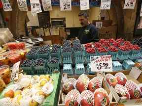 Un vendeur du marché St. Lawrence de Toronto présente ses produits.  Le coût du panier de provisions de Statistique Canada a augmenté de 9,7 % en mai par rapport à l'année précédente.