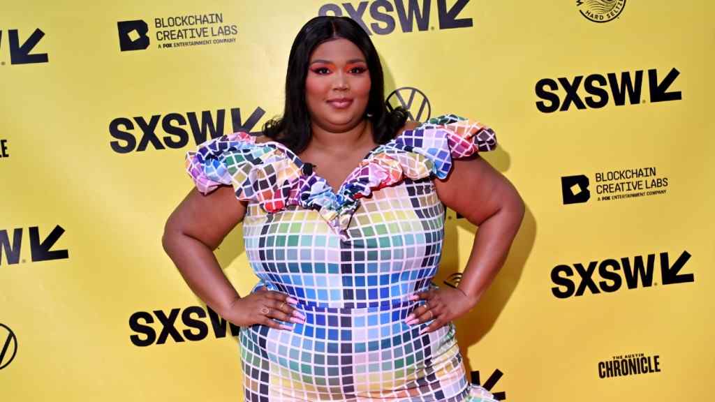 Lizzo promet 1 million de dollars aux fonds pour la planification familiale et l'avortement après la décision Roe c. Wade
