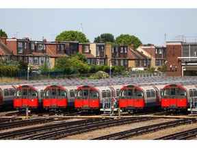 Trains de métro stationnaires de Londres lors d'une grève des travailleurs du tube, au London Underground Northfields Depot, à Londres, au Royaume-Uni, le mardi 21 juin 2022. Les cheminots britanniques ont entamé mardi la plus grande grève ferroviaire de Grande-Bretagne depuis trois décennies après que les syndicats ont rejeté une dernière- offre infime des compagnies ferroviaires, ce qui a pratiquement paralysé les services à l'échelle nationale.