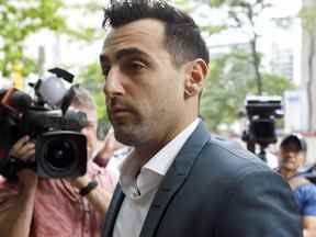 Le chanteur Jacob Hoggard arrive au palais de justice de Toronto pour la deuxième journée de son audience préliminaire le 12 juillet 2019 à Toronto.