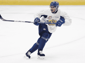 L'attaquant des Oil Kings d'Edmonton Justin Sourdif participe à un entraînement à l'aréna TD Station à Saint John, au Nouveau-Brunswick, lors de la Coupe Memorial le 19 juin 2022.