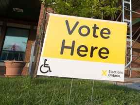 Un électeur quitte un bureau de vote dans le village de Limoges alors que l'Ontario se prépare à mettre en place un nouveau gouvernement.  Photo de Wayne Cuddington/ Postmedia