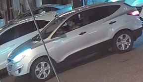 La police recherche également un véhicule utilisé pour l'homicide.  Le véhicule est décrit comme un Hyundai Tucson 2014 argenté avec des plaques d'immatriculation de l'Ontario CVBA 460.