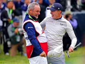 Matthew Fitzpatrick (à droite) célèbre sa victoire à l'US Open avec son cadet Billy Foster dimanche au Country Club de Brookline, Mass.